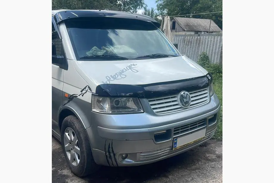 Volkswagen T5 2010-2015 гг. Козырек на лобовое стекло (черный глянец, 5мм) Image