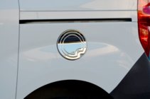 Opel Combo 2012-2018 гг. Хромированная накладка на лючок бензобака (нерж. сталь) фото 1