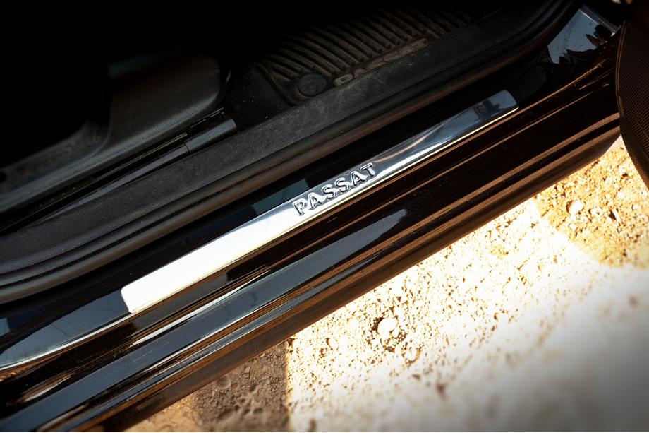 Volkswagen Passat B7 2012-2015 гг. Накладки на пороги OmsaLine тип 1 (4 шт, нержавейка) Image