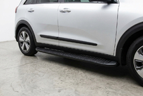 Kia Niro 2016–2021 гг. Боковые Подножки Tayga Black (2 шт., Алюминий) фото 1