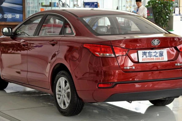 Второй обзор седана FAW Besturn B50 второго поколения фото 4