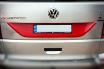 Volkswagen T6 2015-2024 гг. Пластиковая накладка на крышку багажника Красный фото 4