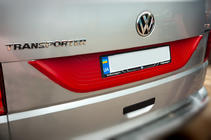 Volkswagen T6 2015-2024 гг. Пластиковая накладка на крышку багажника Красный фото 2