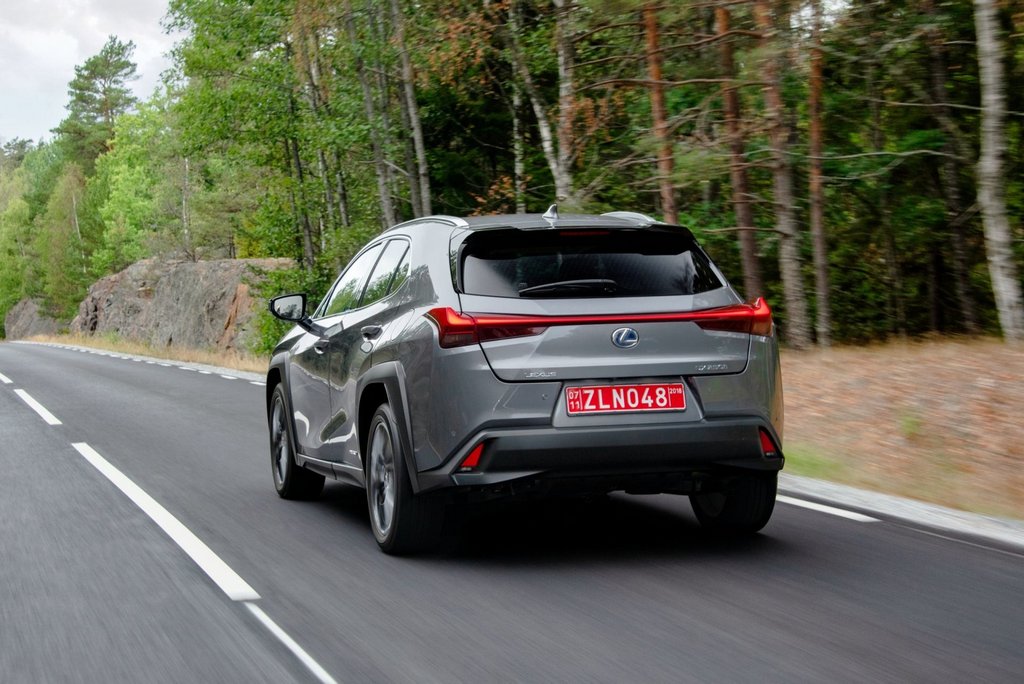 Гибридная модификация кроссовера Lexus UX 250h
