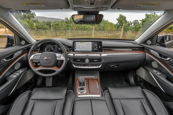 Представительский седан KIA K900 фото 5