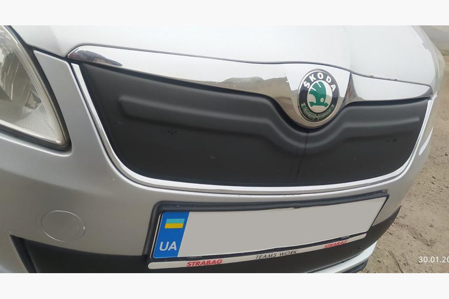 Skoda Fabia 2007-2014 гг. Зимняя накладка на решетку радиатора (2011-2014, верхняя) Image