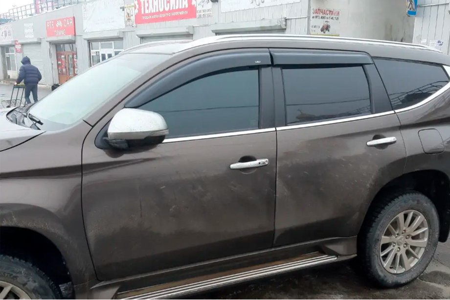 Mitsubishi Pajero Sport 2015- гг. Ветровики на окна (4 шт, HIC) Image