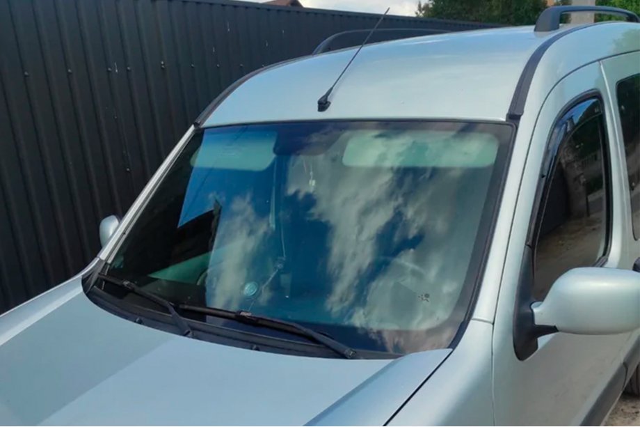 Renault Kangoo 1998-2008 гг. Ветровики вставные (2 шт, HIC) Image
