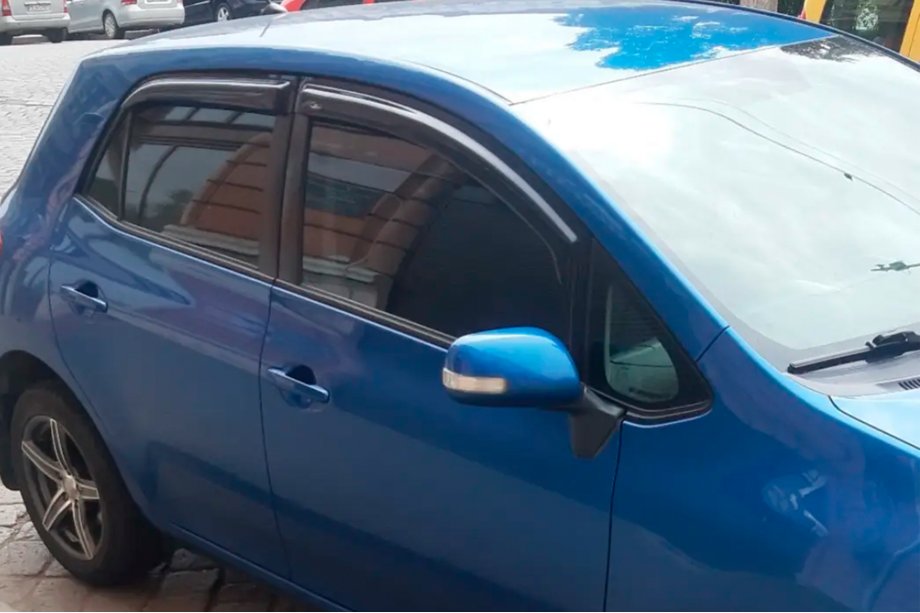 Toyota Auris 2007-2012 гг. Ветровики на окна (4 шт, HIC) Image