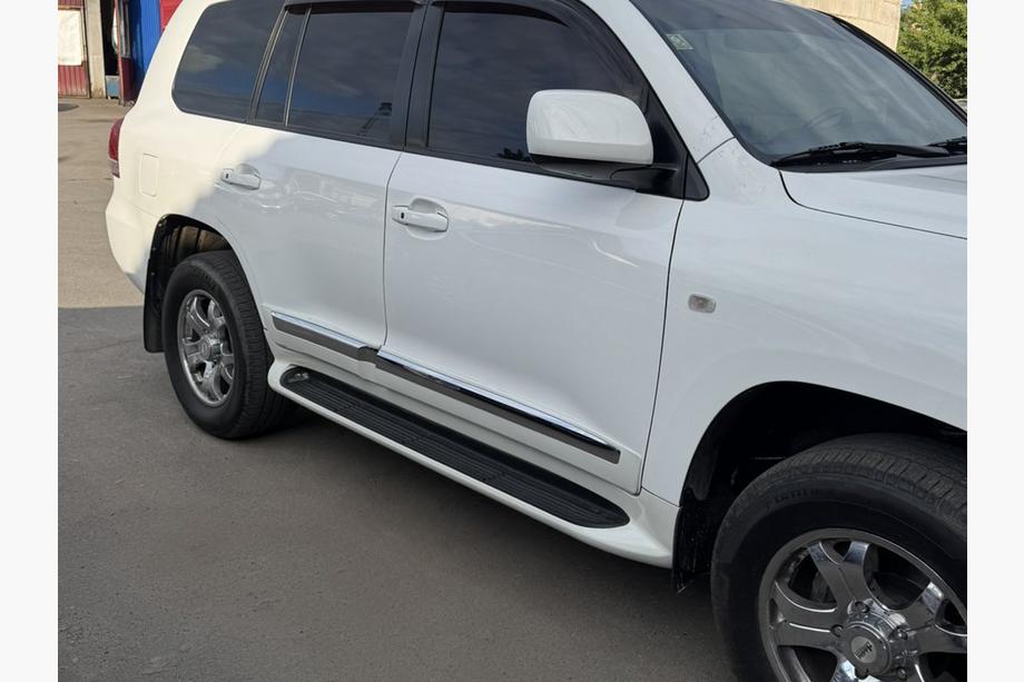 Lexus LX570/450d 2008-2022 гг. Боковые пороги с LED (дизайн Lexus 2012-2016) Черные Фото 8