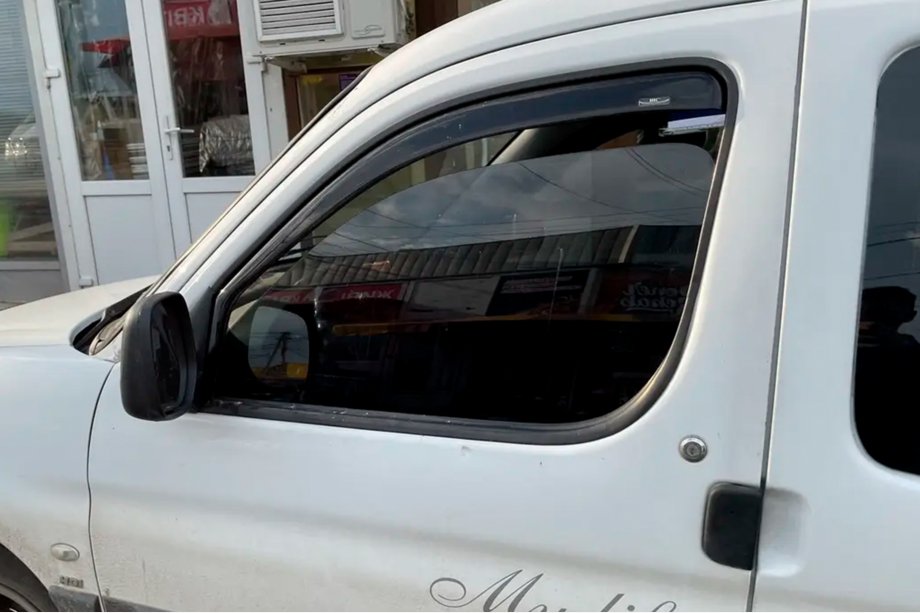 Peugeot Partner 1996-2008 гг. Ветровики вставные (2 шт, HIC) Image