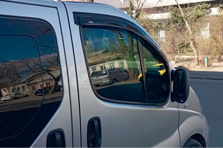 Nissan Primastar 2002-2014 гг. Ветровики на окна (2 шт, HIC) Image