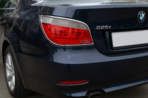 BMW 5 серия E60/E61 2003-2010 гг. Хромированные накладки на задние фонари (2 шт., пластик) фото 1