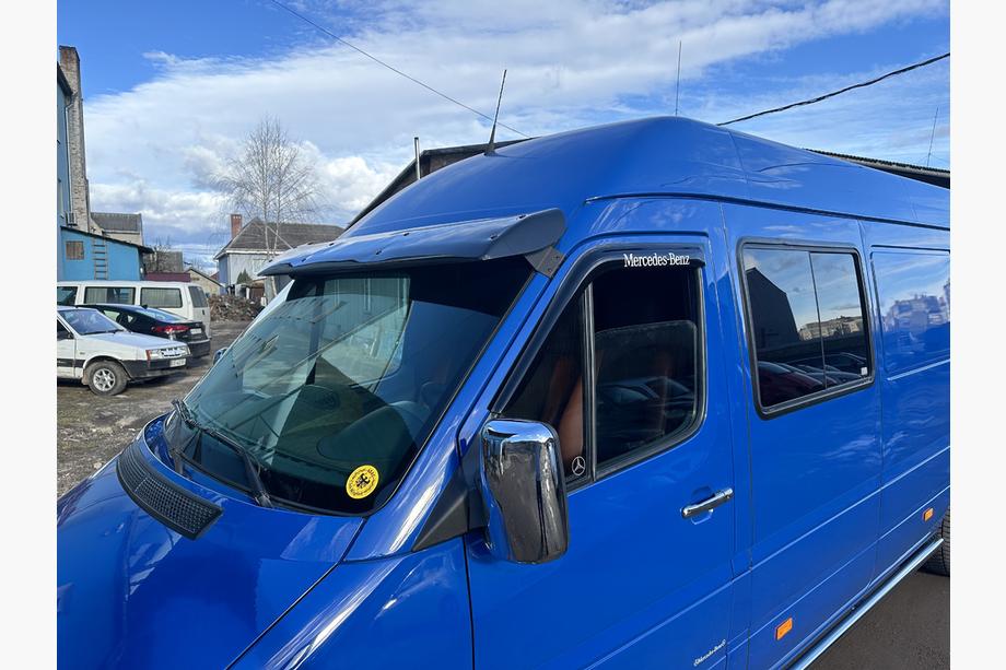 Volkswagen LT 1995-2006 гг. Козырек на лобовое стекло (черный глянец, 5мм) Image