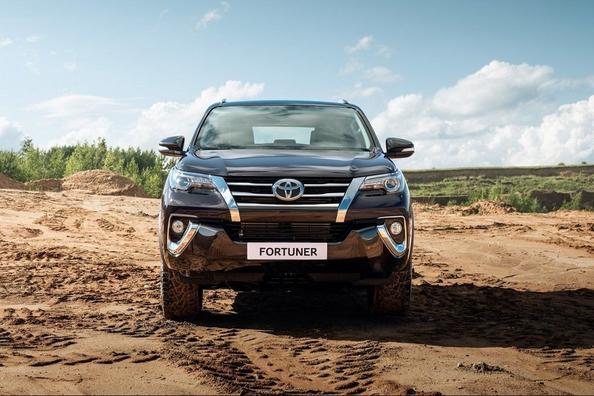 Обзор семиместного рамного внедорожника Toyota Fortuner фото 10