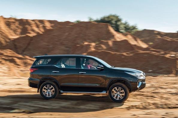 Обзор семиместного рамного внедорожника Toyota Fortuner фото 5