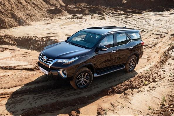 Обзор семиместного рамного внедорожника Toyota Fortuner фото 3