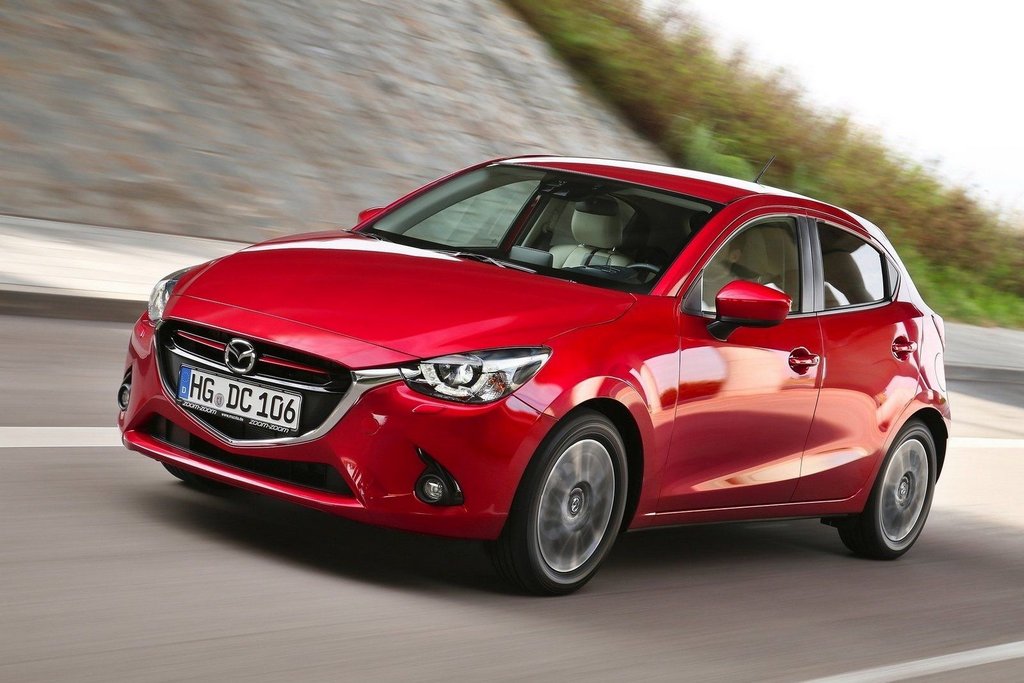 Компактный пятидверный хэтчбек Mazda 2