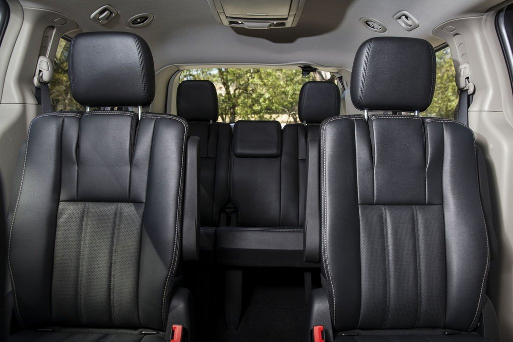 Семиместный минивэн Dodge Grand Caravan пятого поколения
