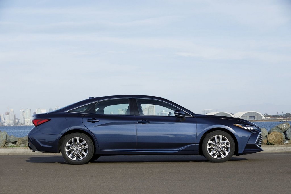Пятое поколение флагманского седана Toyota Avalon