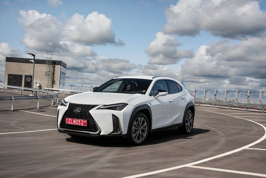 Премиальный городской кроссовер Lexus UX 200