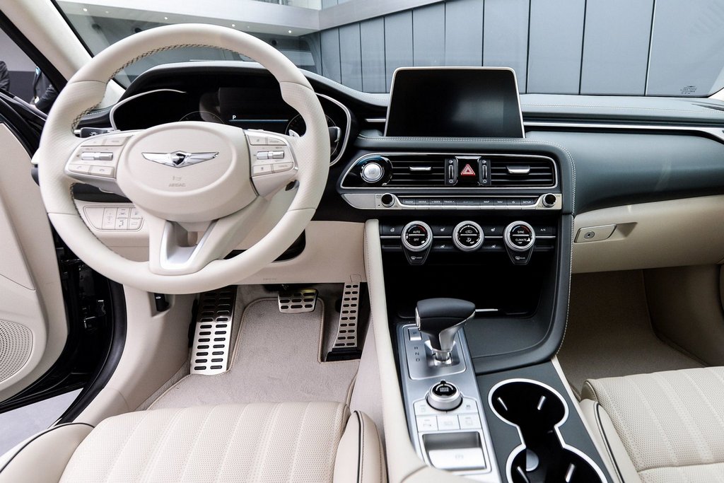 Первое поколение седана Genesis G70