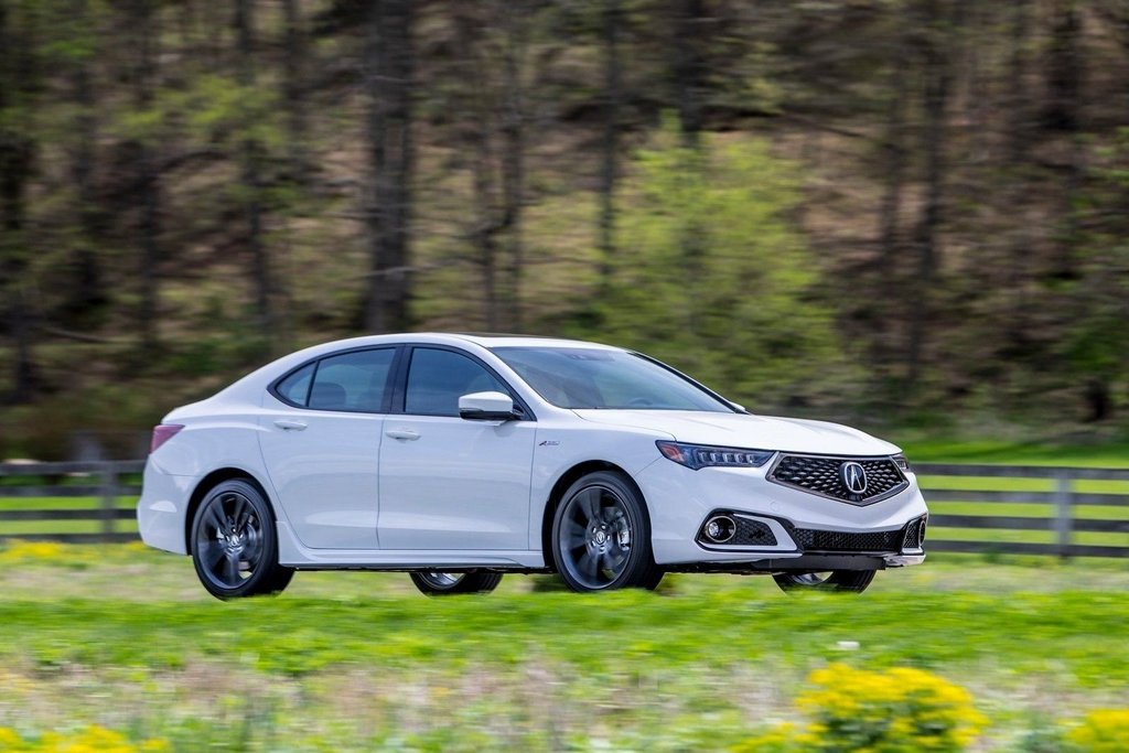 Рестайлинговая версия седана Acura TLX