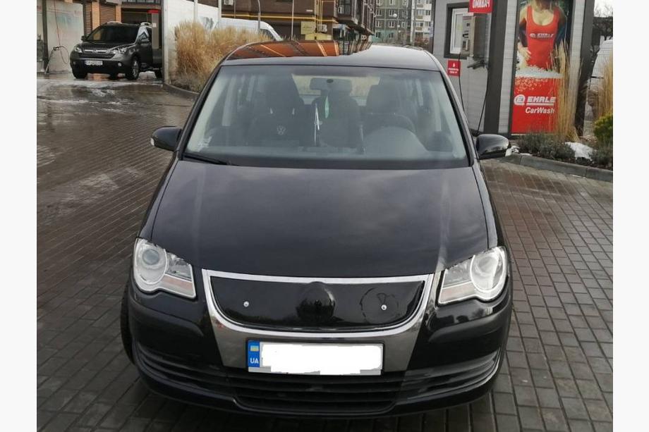 Volkswagen Touran 2003-2010 гг. Зимняя решетка (верхняя, 2006-2010) Глянцевая Image