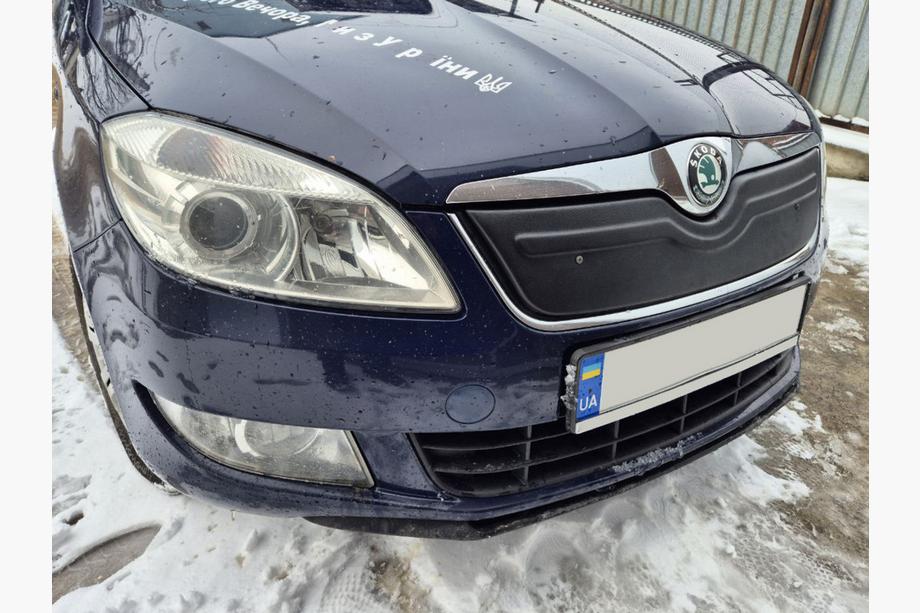Skoda Roomster 2006-2015 гг. Зимняя накладка на решетку радиатора (2010+, верхняя) Глянцевая Image