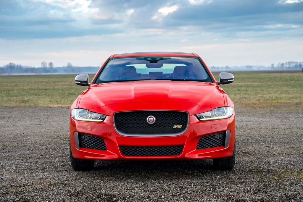 Обзор премиального седана Jaguar XE