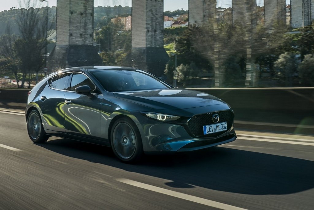 Компактный хэтчбек Mazda 3 четвертого поколения