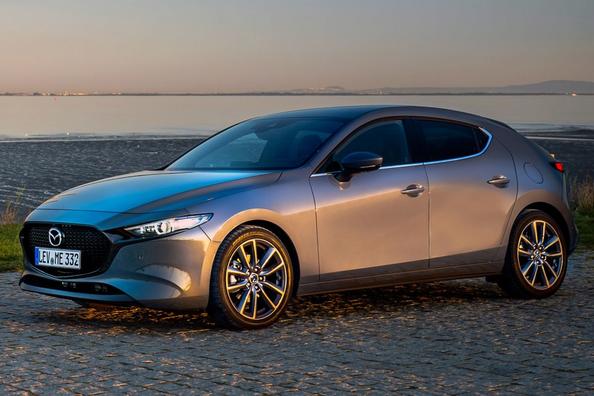 Компактный хэтчбек Mazda 3 четвертого поколения