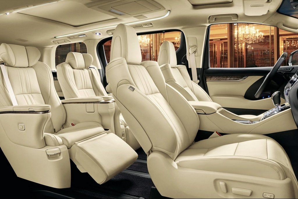 Полноразмерный люксовый минивэн Toyota Alphard