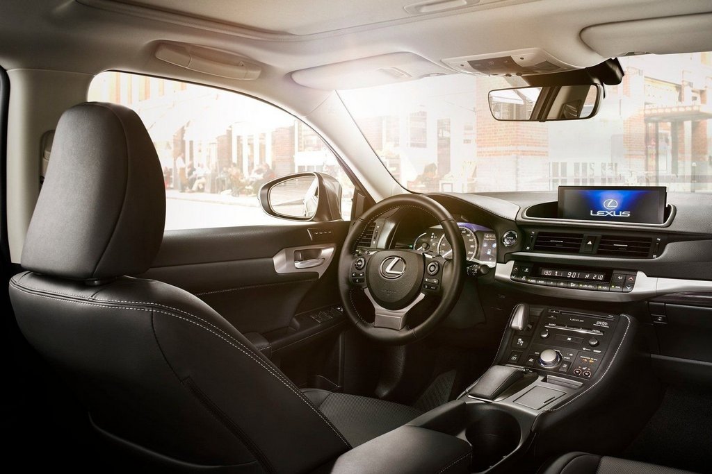 Гибридный компактный хэтчбек Lexus CT 200h