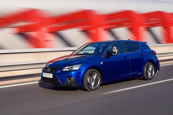 Гибридный компактный хэтчбек Lexus CT 200h