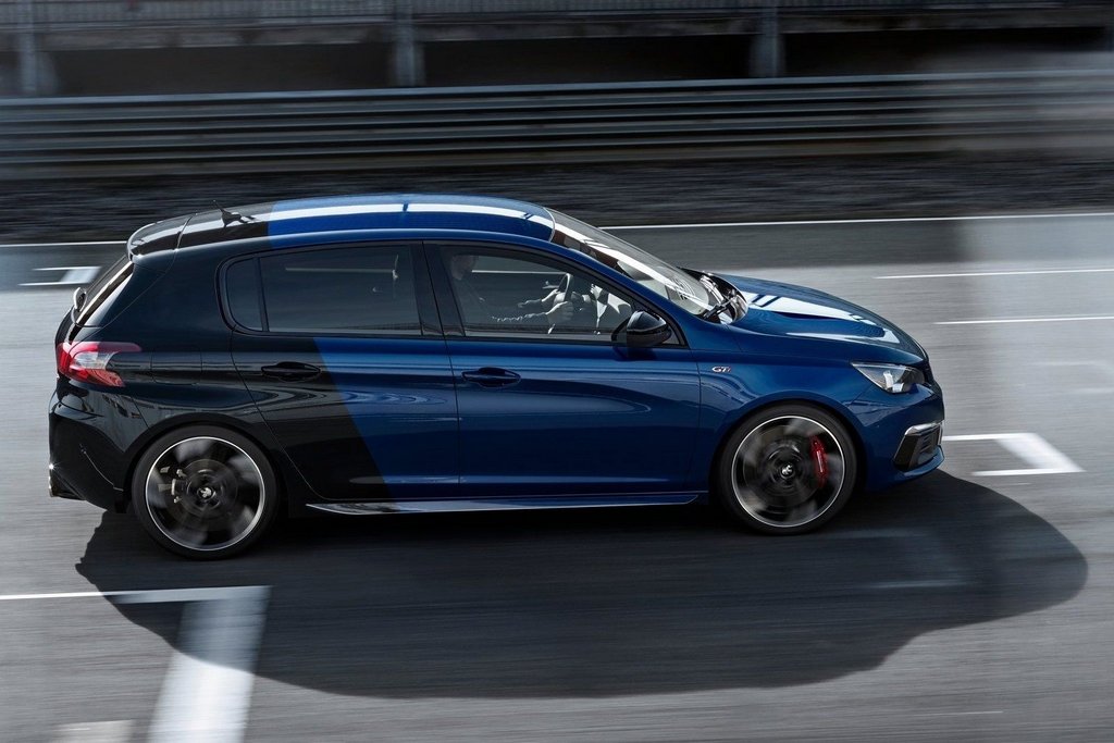 Обзор заряженного пятидверного хэтчбека Peugeot 308 GTi
