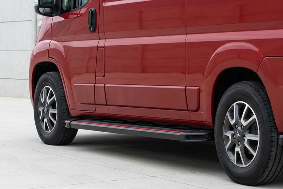 Fiat Ducato 2006-2025 гг. Боковые Подножки Maya Red (2 шт., Алюминий) Длинная База Image