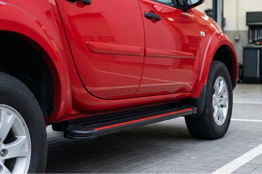 Fiat Fullback 2016- гг. Боковые Подножки Maya Red (2 шт., Алюминий) Image