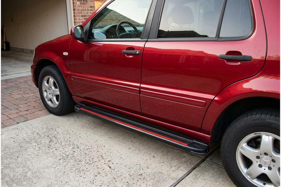 Mercedes ML W163 1997-2005 гг. Боковые Подножки Maya Red (2 шт., Алюминий) Image