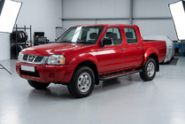 Nissan NP300 1999-2015 гг. Боковые Подножки Maya Red (2 шт., Алюминий) фото 1