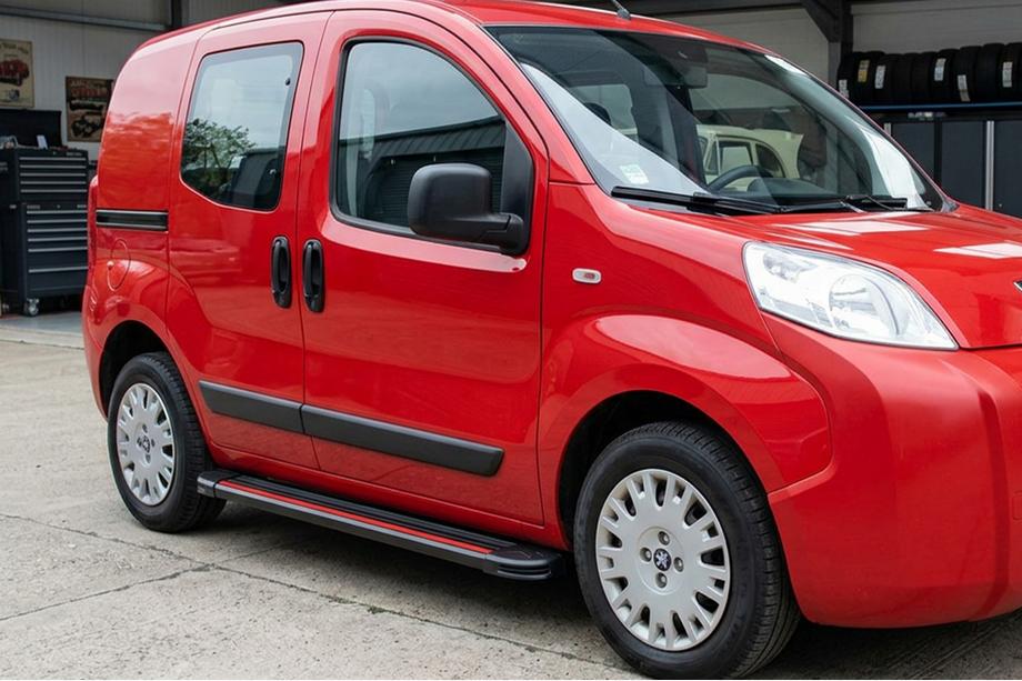 Peugeot Bipper 2008-2017 гг. Боковые Подножки Maya Red (2 шт., Алюминий) Image