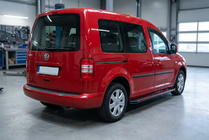 Volkswagen Caddy 2004-2010 гг. Боковые Подножки Maya Red (2 шт., Алюминий) Макси база фото 1
