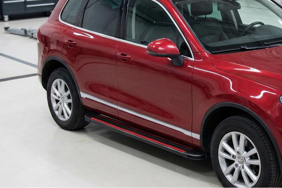Volkswagen Touareg 2002–2010 гг. Боковые Подножки Maya Red-Black (2 шт., Алюминий) Фото 1