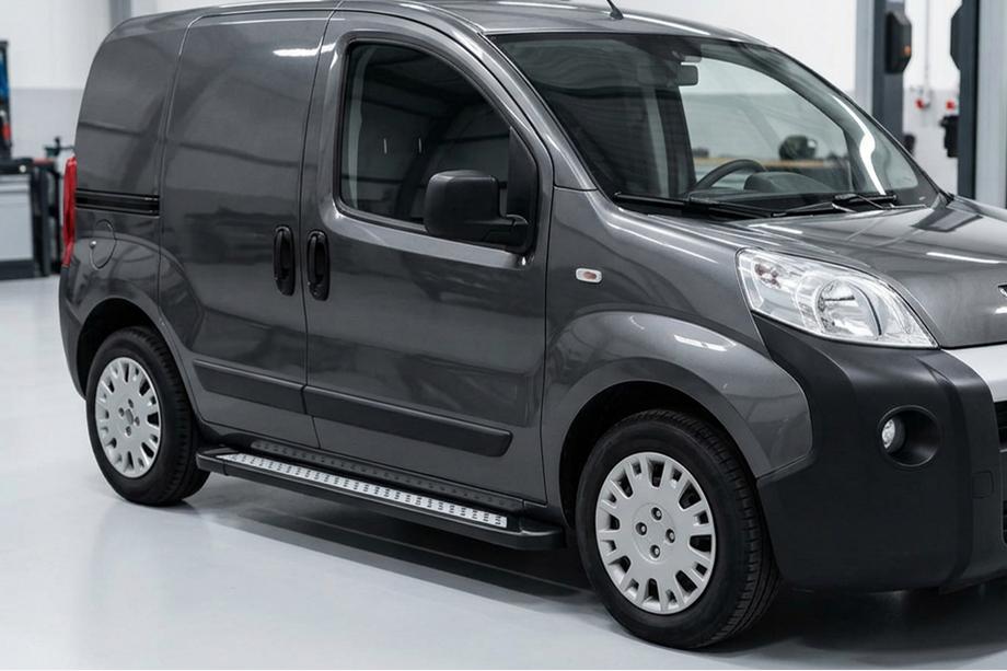 Fiat Fiorino/Qubo 2008-2024 гг. Боковые пороги New Vision Black (2 шт., алюминий) Image