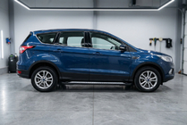 Ford Kuga/Escape 2013-2019 гг. Боковые Подножки Vision New Black (2 шт., Алюминий) С черной накладкой на дверях фото 1