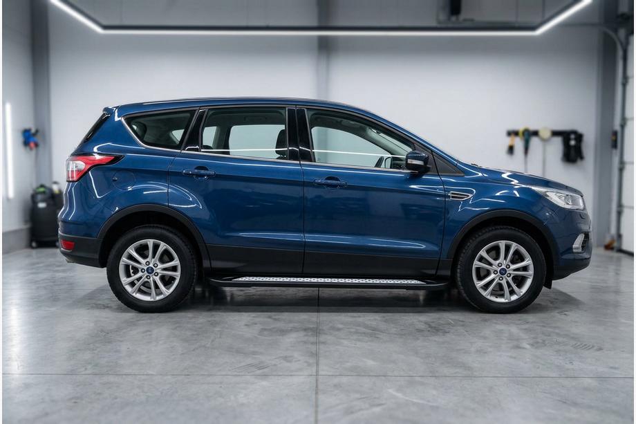 Ford Kuga/Escape 2013-2019 гг. Боковые Подножки Vision New Black (2 шт., Алюминий) С черной накладкой на дверях Image