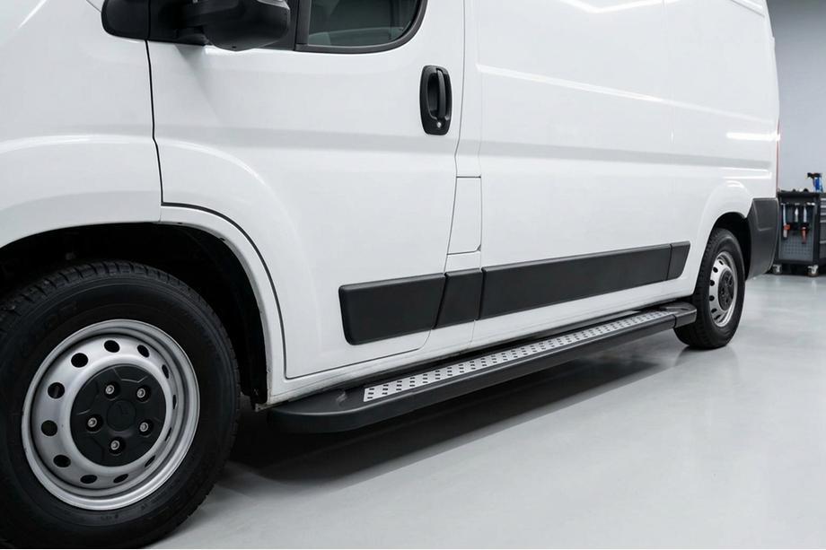 Peugeot Boxer 2006-2025 гг. Боковые пороги New Vision Black (2 шт., алюминий) Средняя База Фото 1