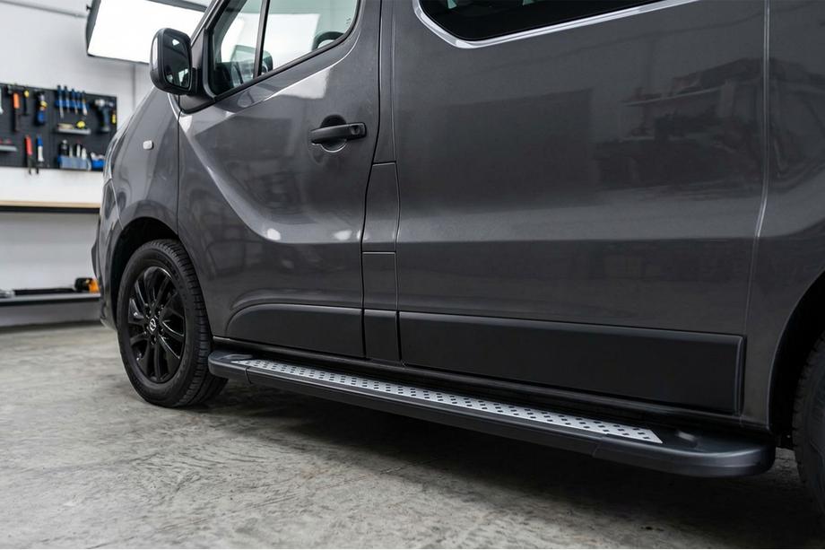 Renault Trafic 2015- гг. Боковые пороги New Vision Black (2 шт., алюминий) Image