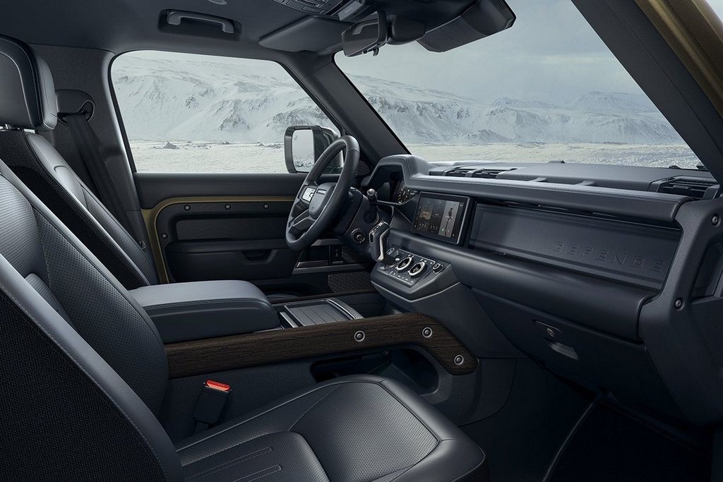 Премиальный пятидверный внедорожник Land Rover Defender 110