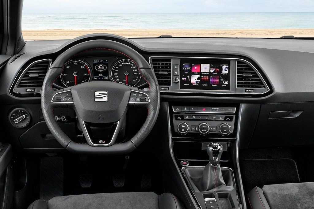Обзор пятидверного компактного хэтчбека Seat Leon